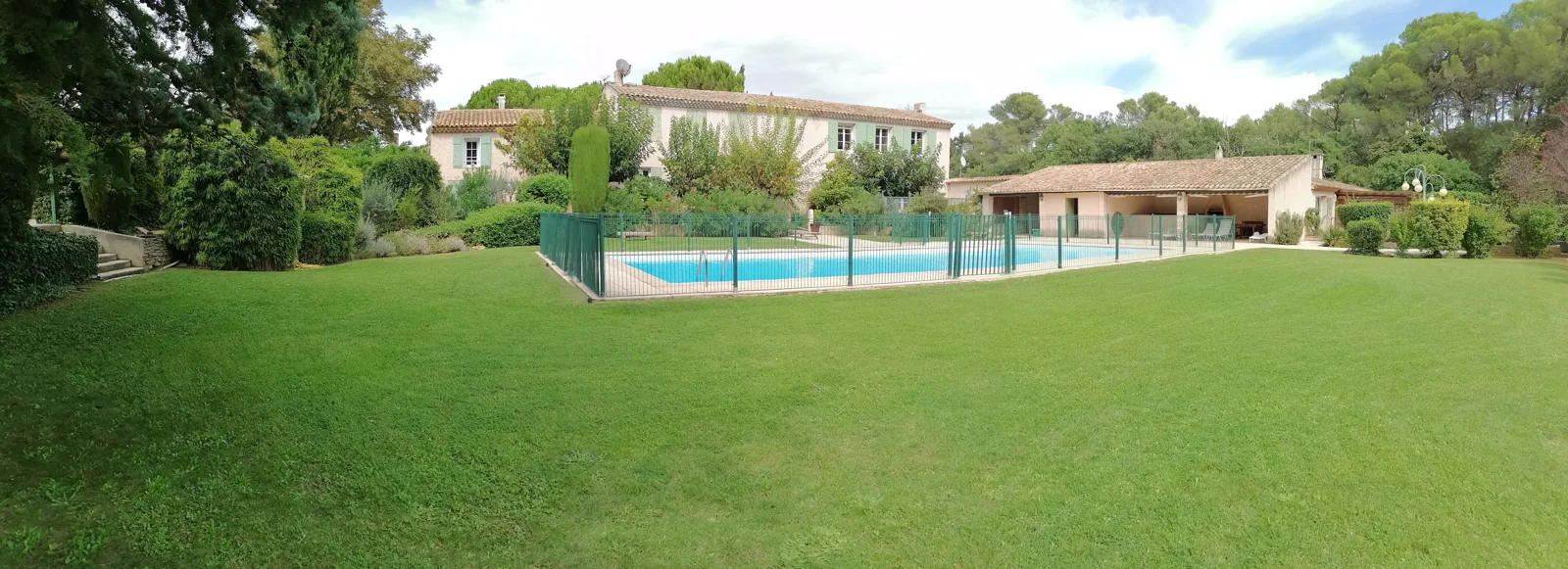 Un jardin paysager autour d’une maison et d’une piscine