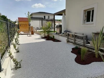 Une cour minérale et ses plantations