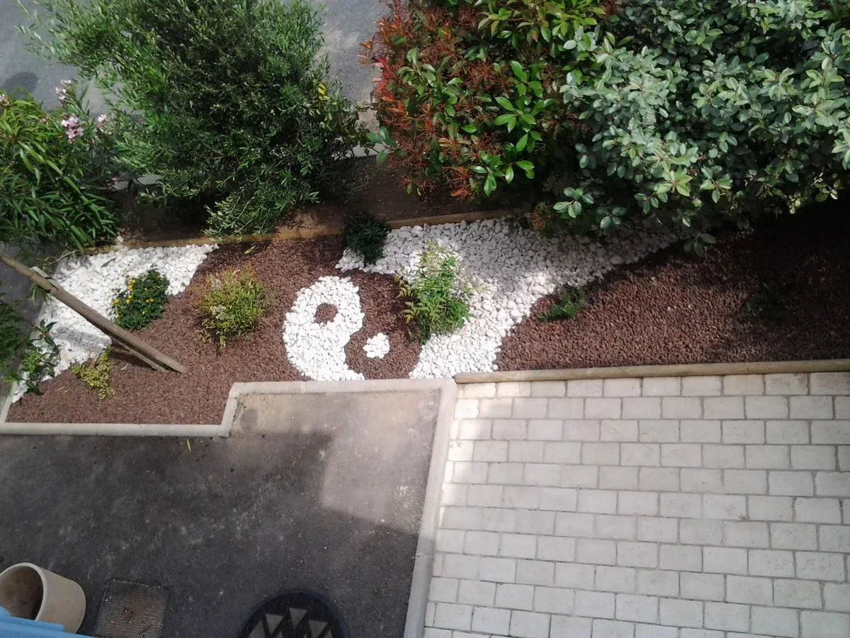 Un petit jardin sec aux motifs minéraux