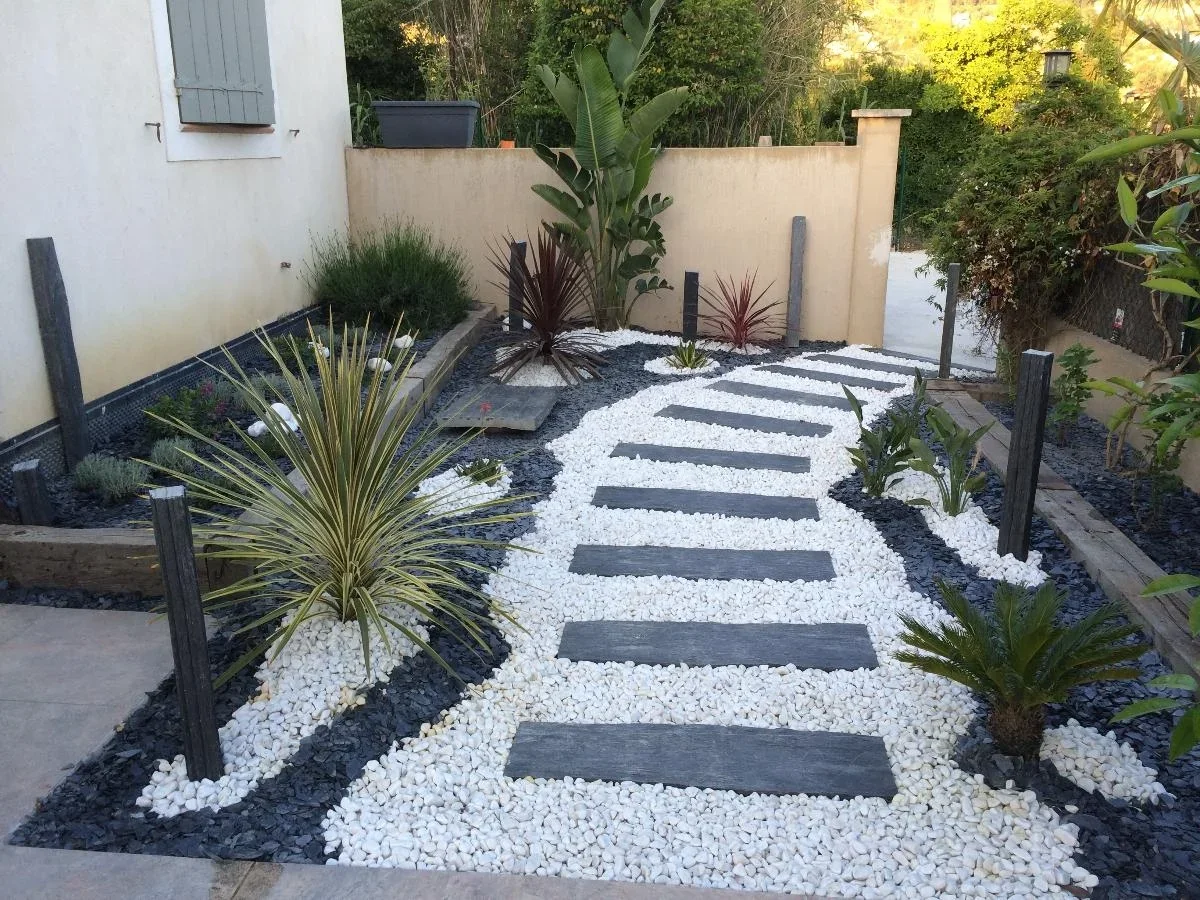 Un cheminement dans un jardin sec planté