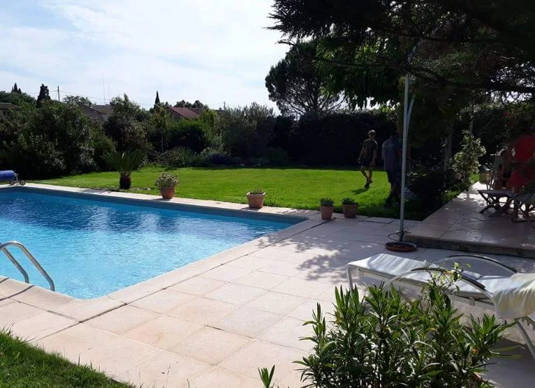 Une terrasse autour d’une piscine