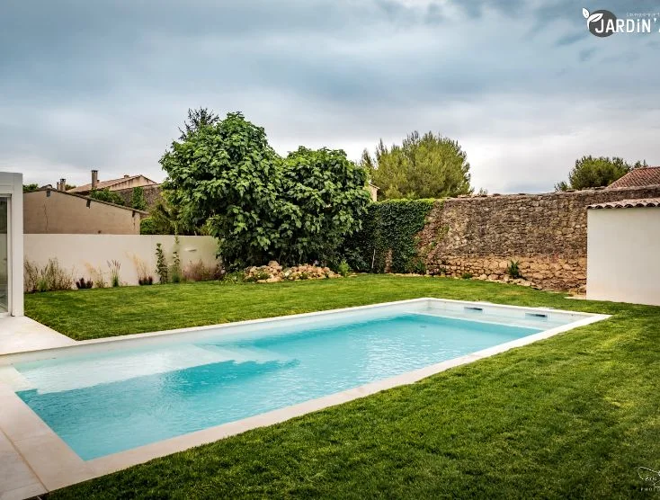 Une pelouse au bord d’une piscine