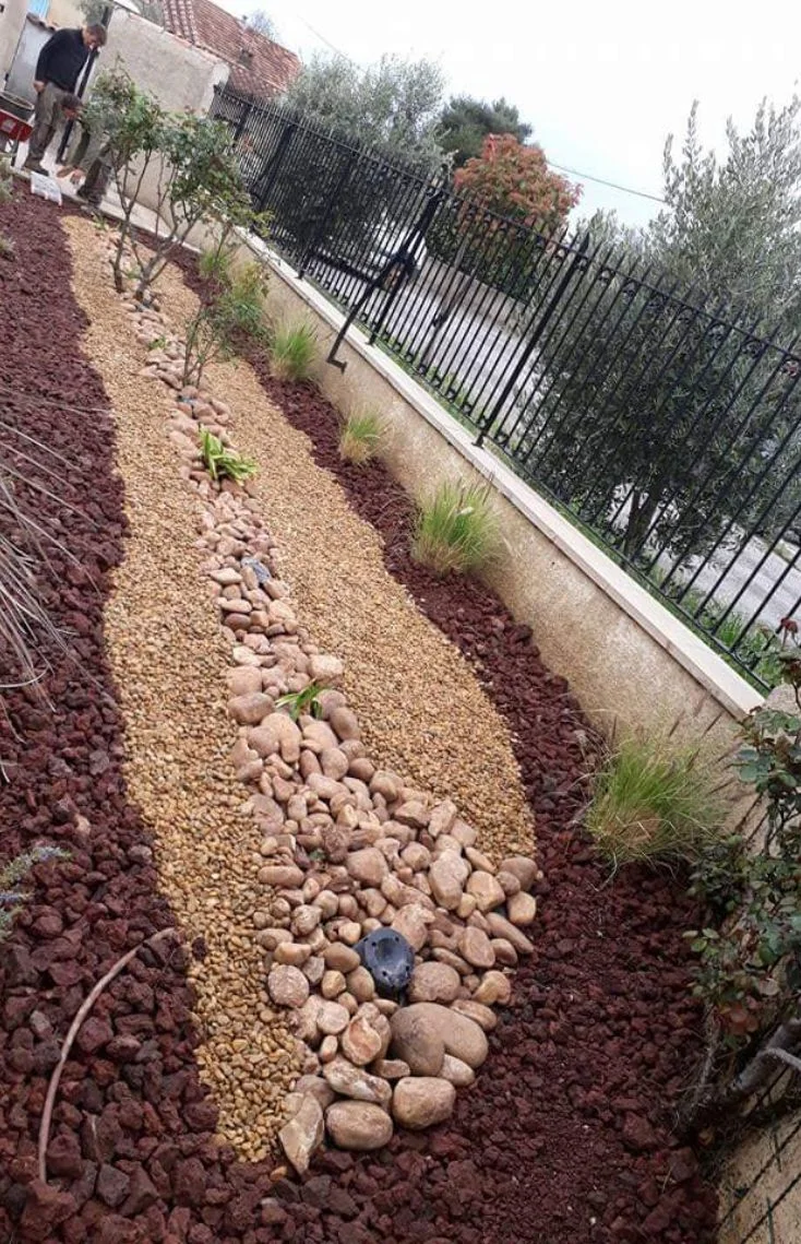 Des plantations et un cheminement minéral